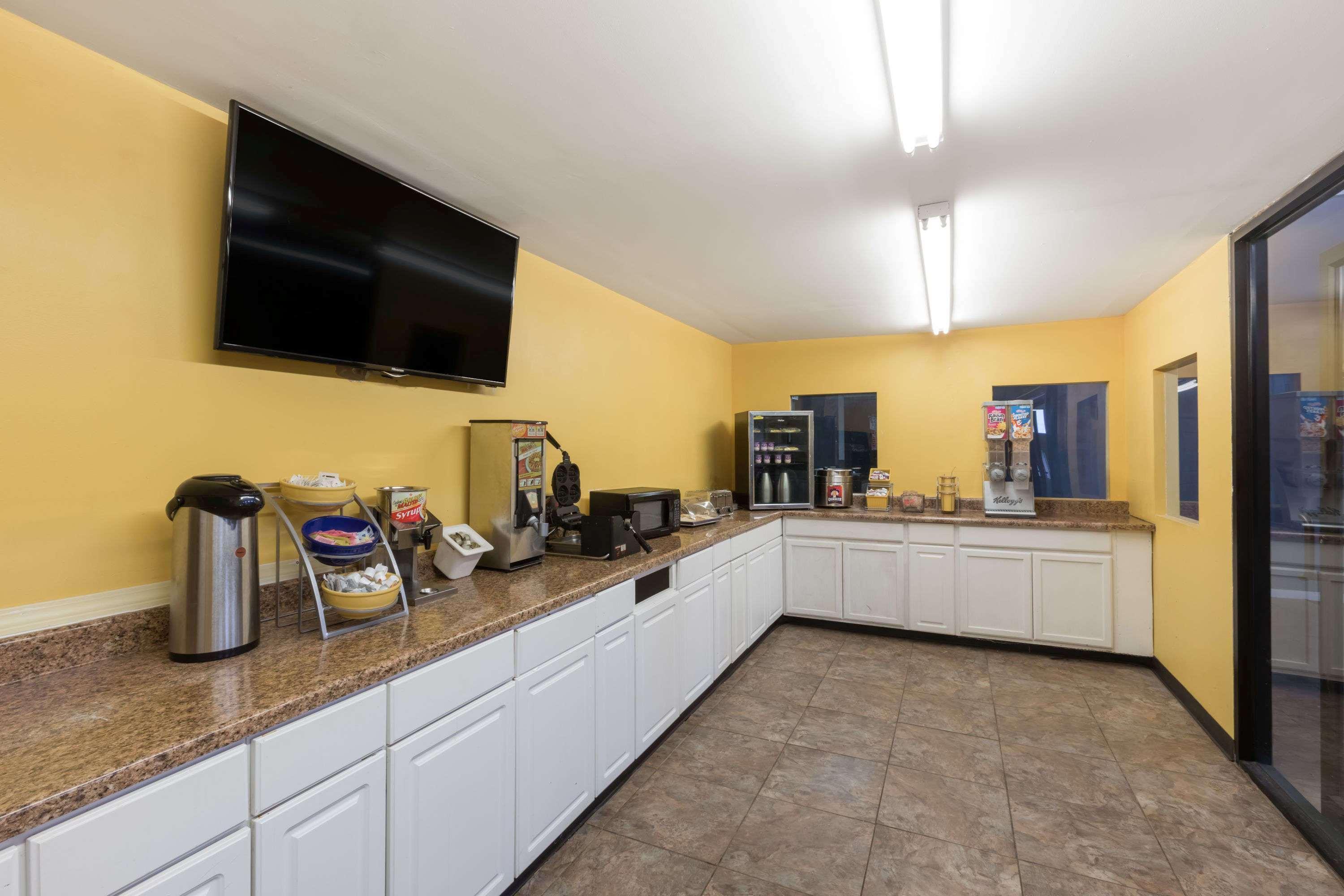 Days Inn By Wyndham Midland Extérieur photo